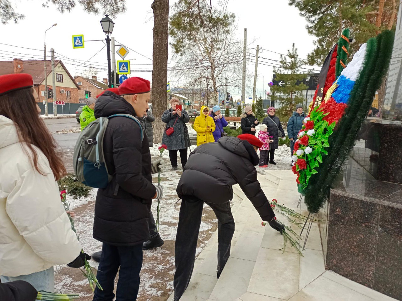 возложении цветов к мемориалу "Жертвам фашизма"